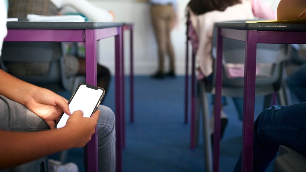 Uso de celular em sala de aula, pode?